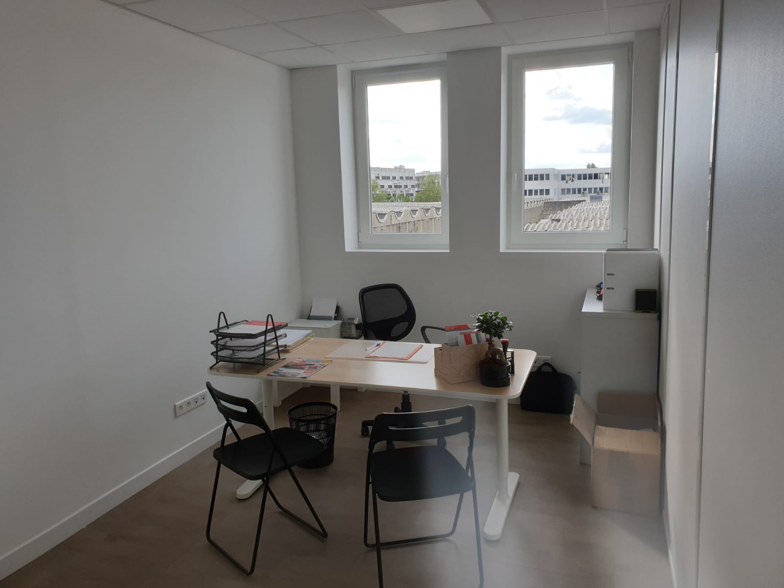 Bureau meublé très lumineux à louer à Saint-Priest (Parc Eco, ZI Lyon Sud Est)