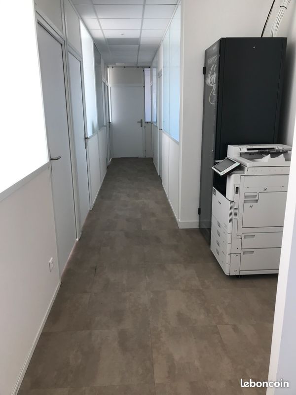 Couloir et accès aux bureaux dans immeuble professionnel à Saint-Priest Parc Eco