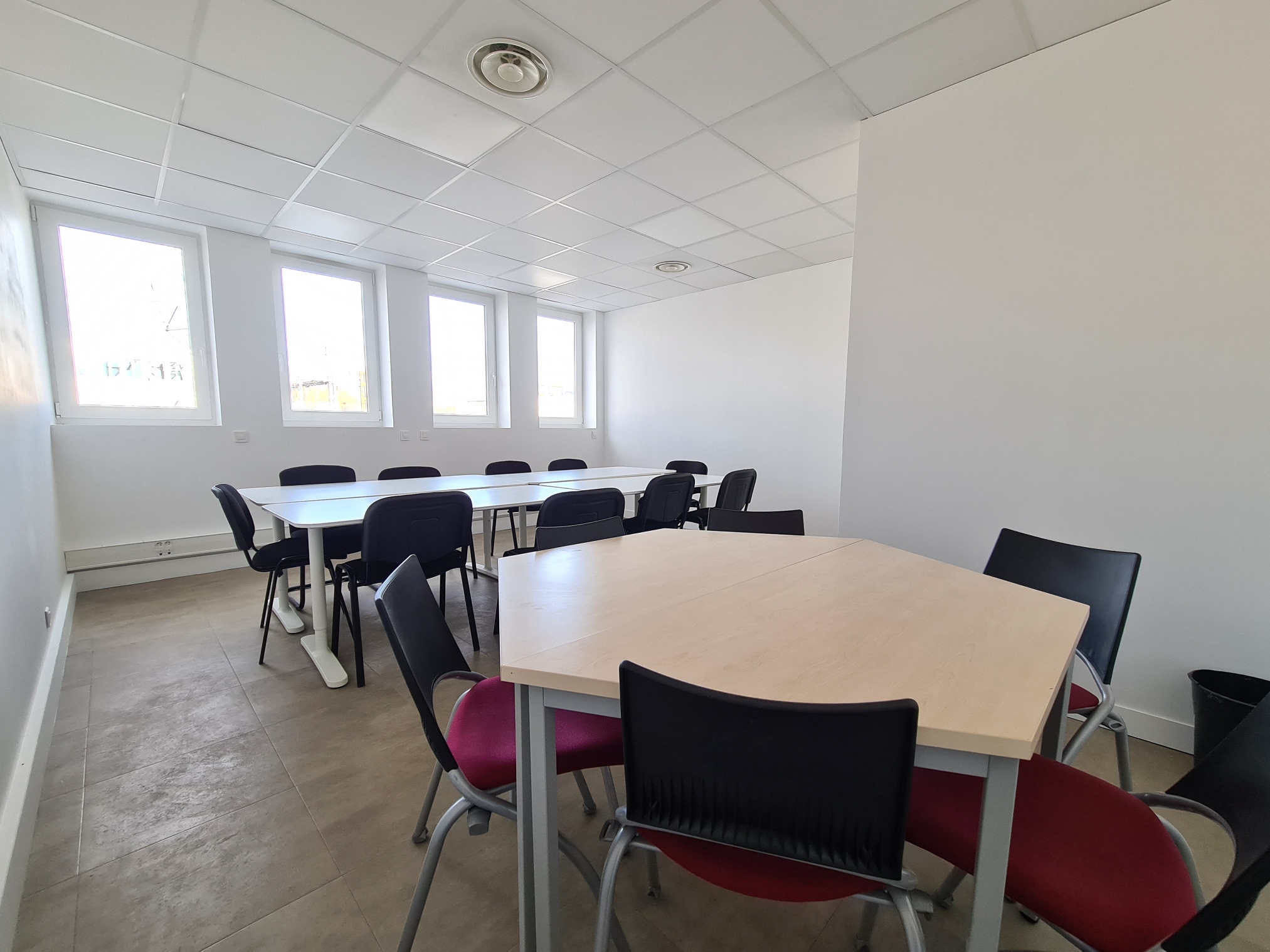 Salle de réunion lumineuse dans immeuble de bureaux à Saint-Priest (Lyon Sud Est)
